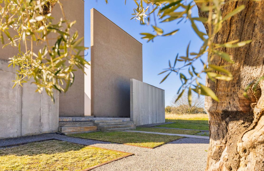 Architektur-Ikone am Tor zu Búger: Wo Design auf dörfliche Idylle trifft
